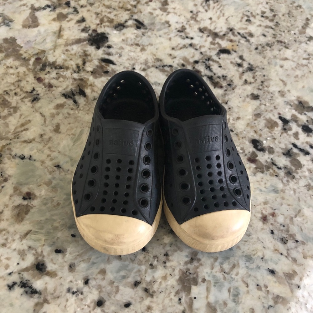 Native Jefferson toddler size 6 black shoes